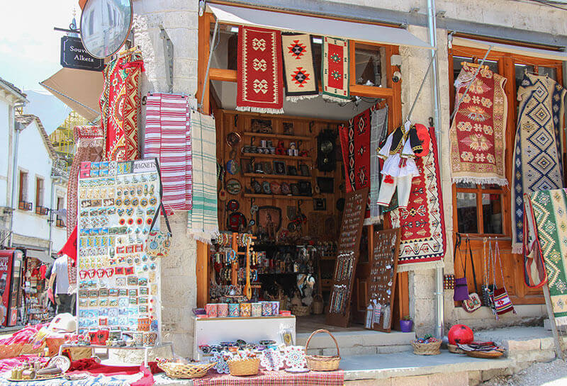 La tienda de Alketa y Niazi Budo en el centro de Gjirokastra es un arte tradicional, donde se pueden encontrar artesanías de callejones, alfombras y artículos de cuero hechos con mimo por el maestro Niazi Budo. El ambiente de la tienda se llena de colores y texturas que hacen que los visitantes se detengan a disfrutar de la belleza de las obras.
