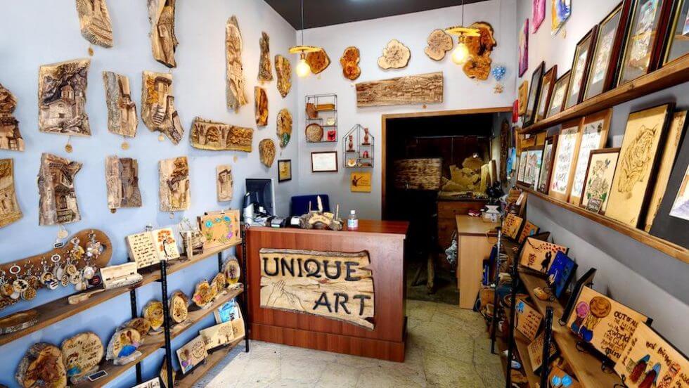 Unique Art es un centro de artesanía en Berat, especializado en tallado en madera y pirograbado. Con una experiencia que se remonta a 2003, se han ganado un nombre respetado por su artesanía.