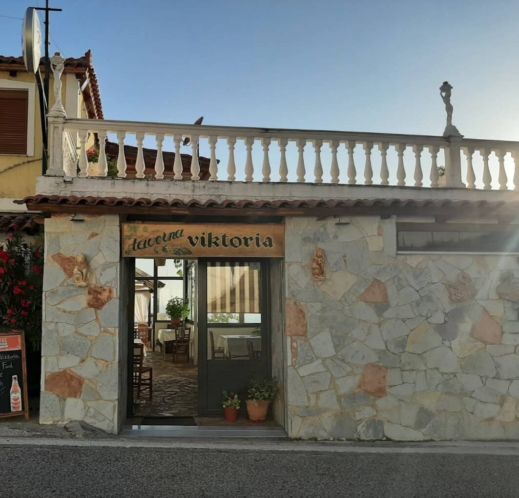 La taverne Viktoria, située à seulement 350 mètres du centre du village de Piqeras, propose un menu varié composé de plats traditionnels, de fruits de mer, méditerranéens et grecs.